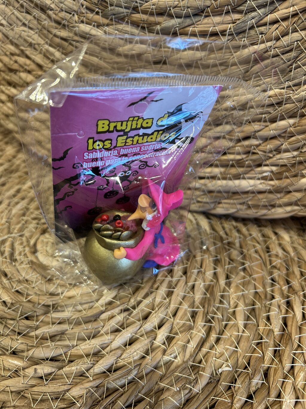 BRUJITA CON CALDERO DE LOS ESTUDIOS