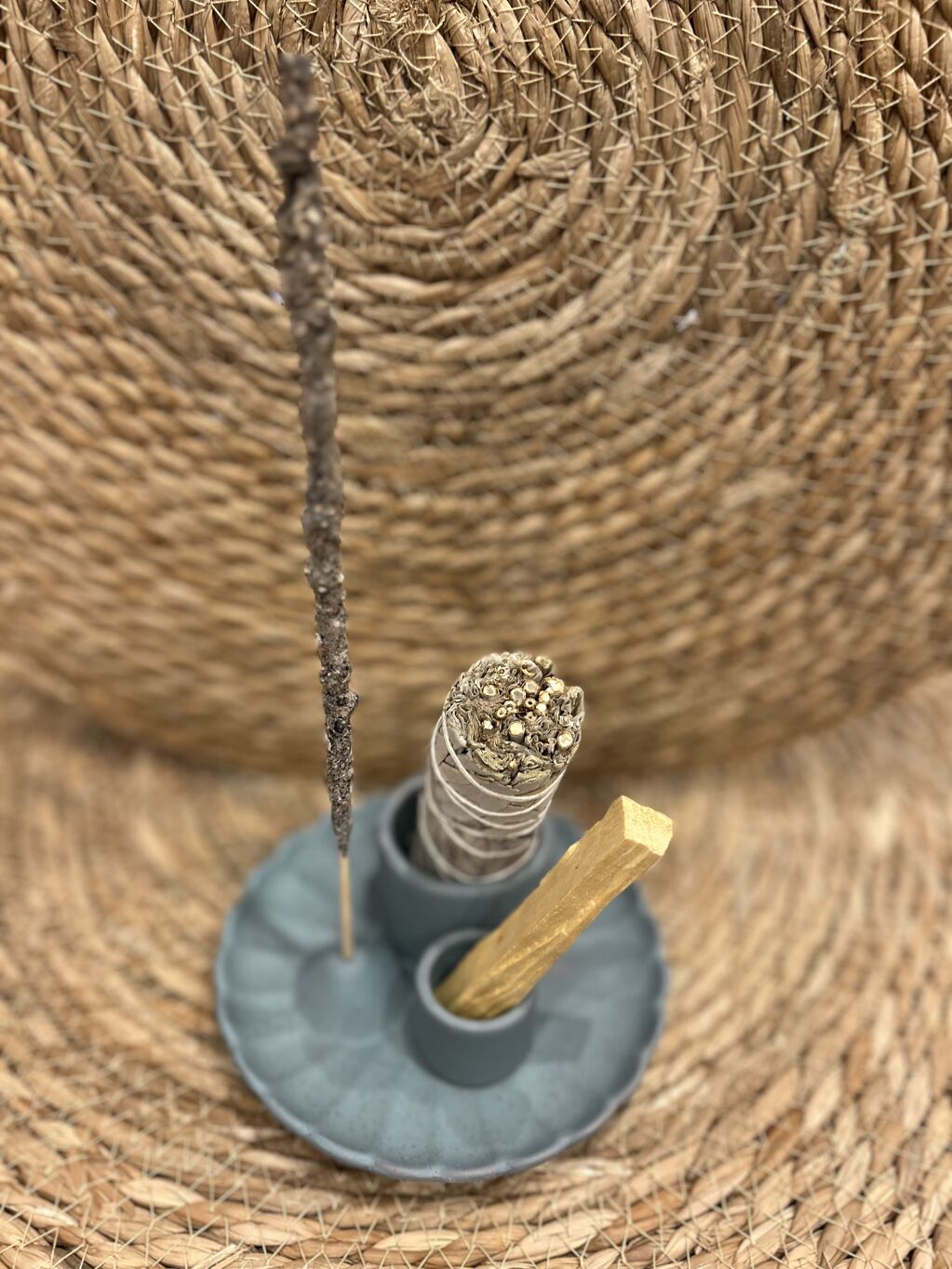 SOPORTE 3 EN 1 FLOR DE LOTO AZUL DE CERÁMICA PARA PALO SANTO, ATADOS E INCIENSO