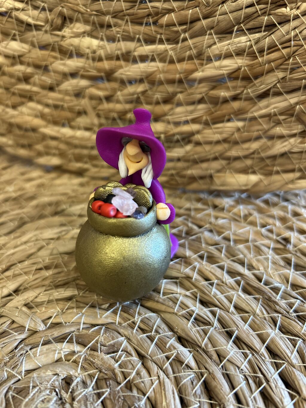 BRUJITA CON CALDERO DEL ÉXITO
