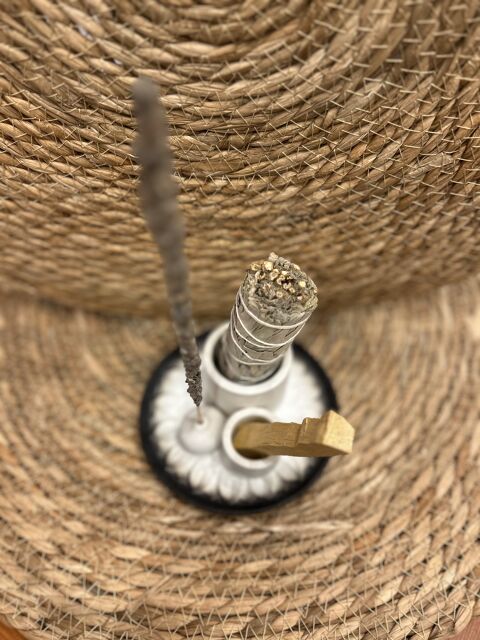 SOPORTE 3 EN 1 MANDALA BLANCO Y GRIS DE CERÁMICA PARA PALO SANTO, ATADOS E INCIENSO - img_2791.jpg