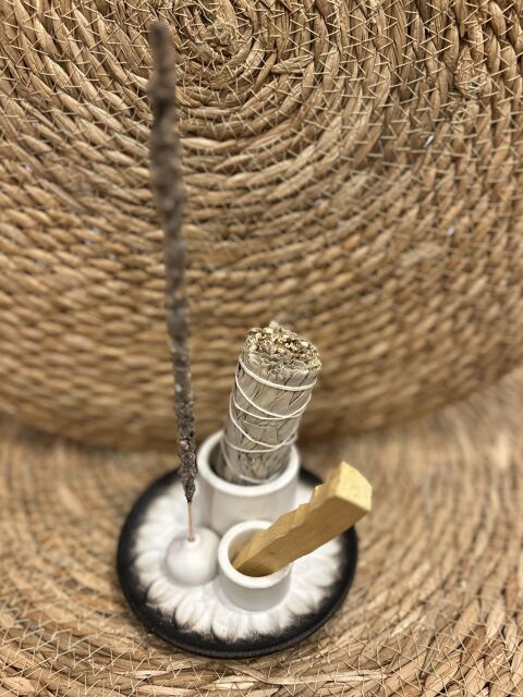 SOPORTE 3 EN 1 MANDALA BLANCO Y GRIS DE CERÁMICA PARA PALO SANTO, ATADOS E INCIENSO - img_2792.jpg