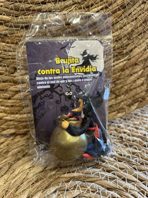 BRUJITA CON CALDERO DE LA ENVIDIA - img_9747.jpg